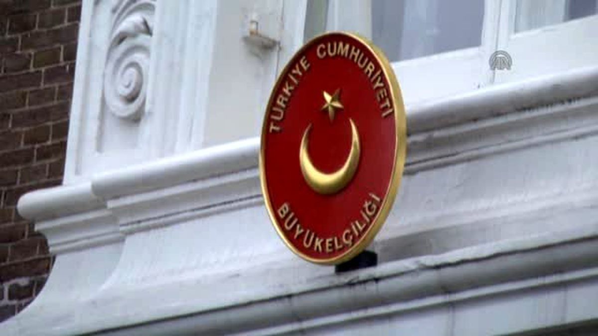 Hollanda'da Türkiye Büyükelçiliği'ne Saldırı Düzenlendi