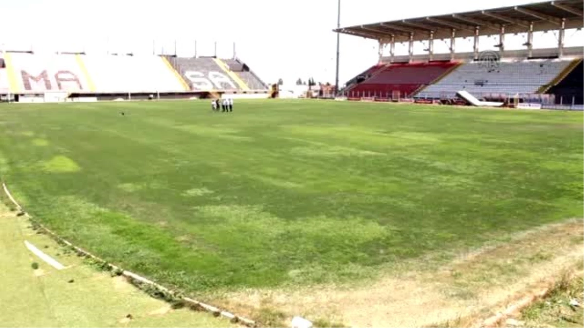 Manisa 19 Mayıs Stadyumu\'nun Zemini Bakıma Alındı