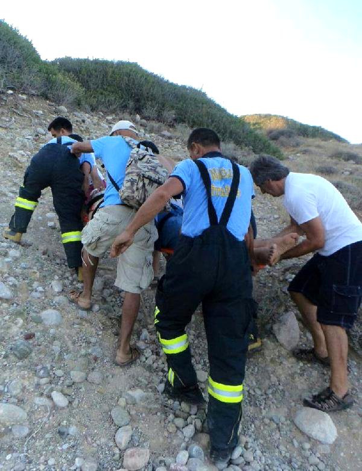 Manzara Seyretmek İçin Çıktığı Kayalıklardan Düşüp, Yaralandı