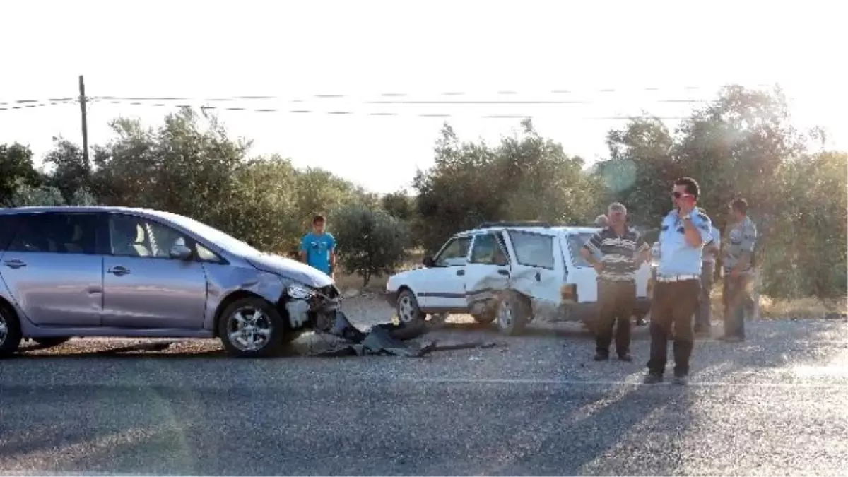 Mut\'ta İki Otomobil Çarpıştı: 3 Yaralı