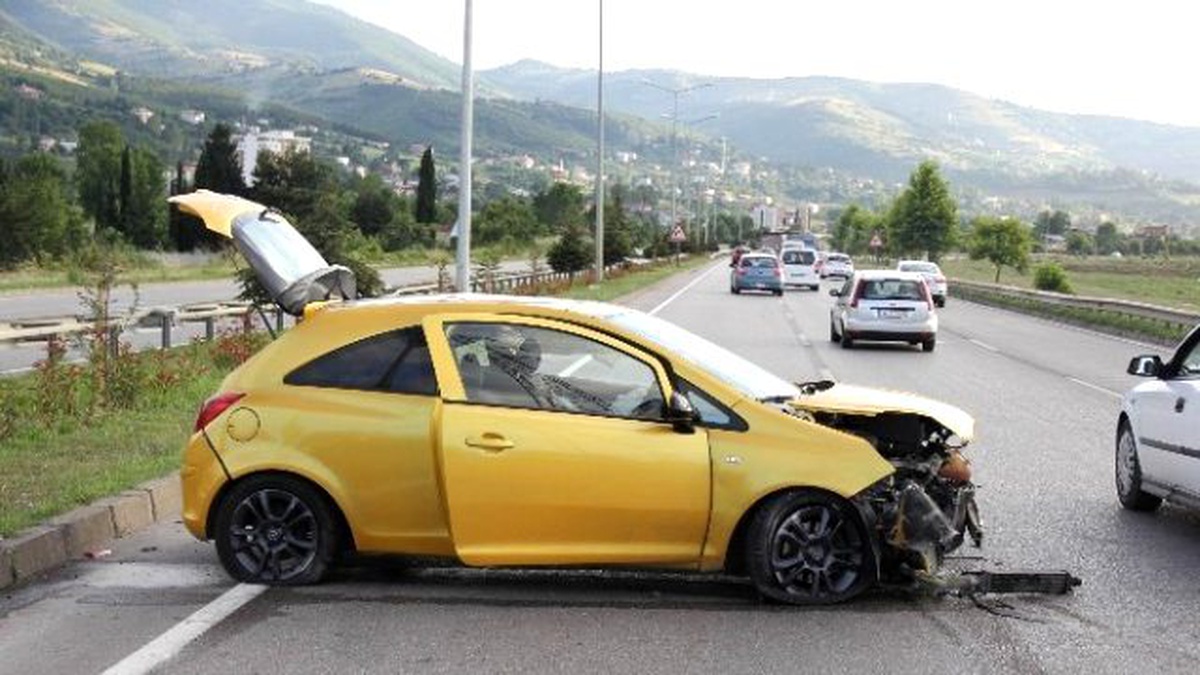 Otomobil Bariyere Çarptı, Sürücü Üzüntüsünden Ağladı