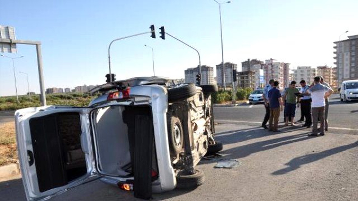 Otomobil ile Çarpışan Hafif Ticari Araç Yan Yattı: 4 Yaralı