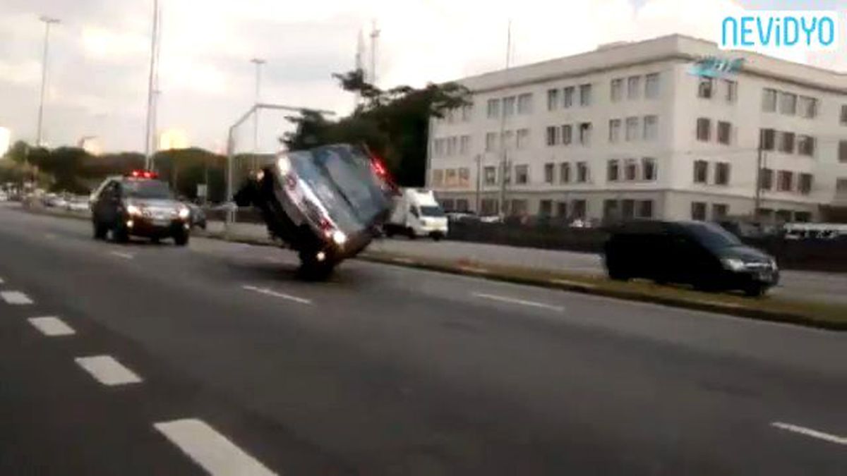 Polis Aracı Böyle Devrildi