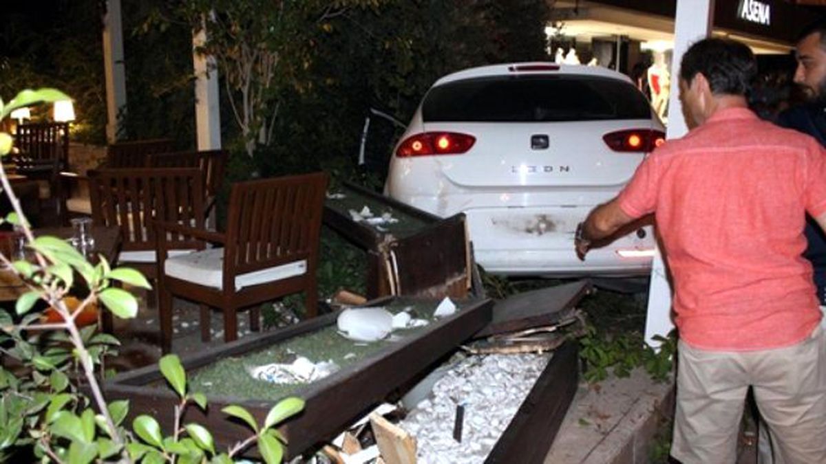 Antalya\'da Polis Aracına Çarpan Sürücü Kaçtı