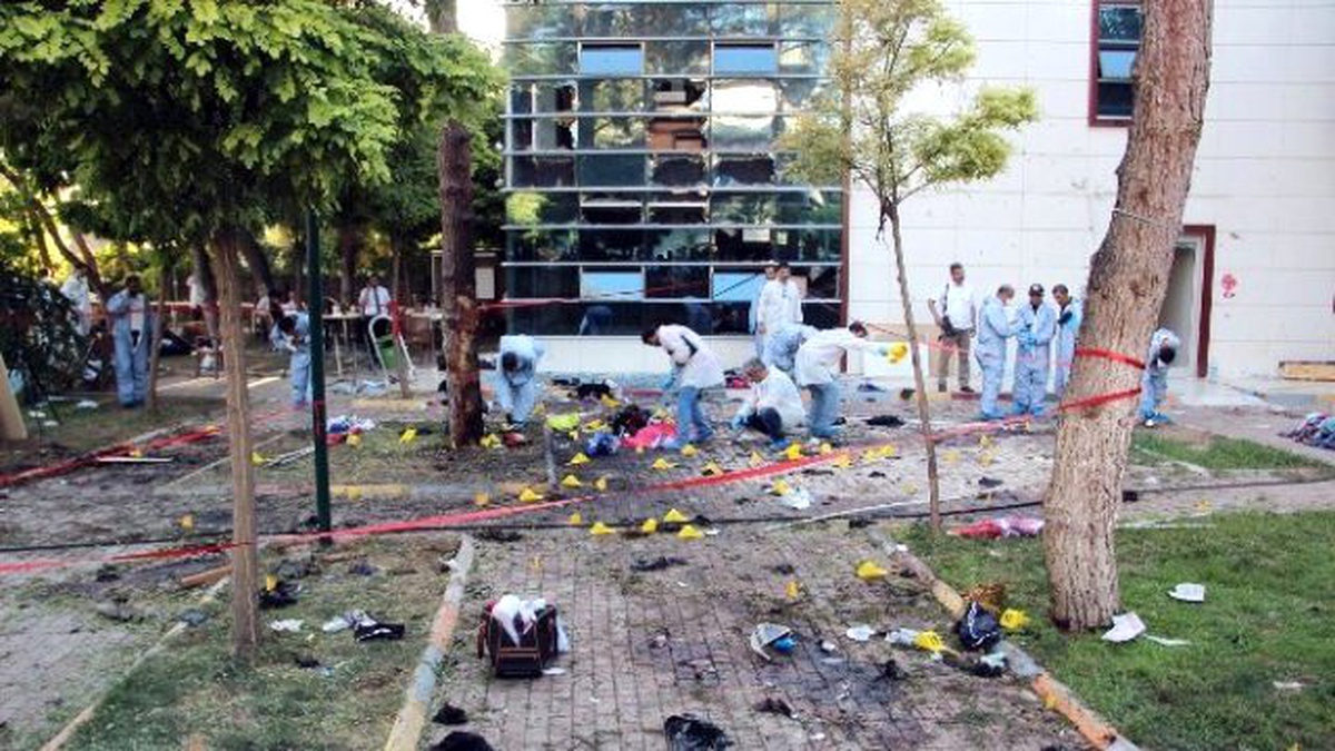 Polis, Patlamanın Olduğu Yerde Delil Aradı