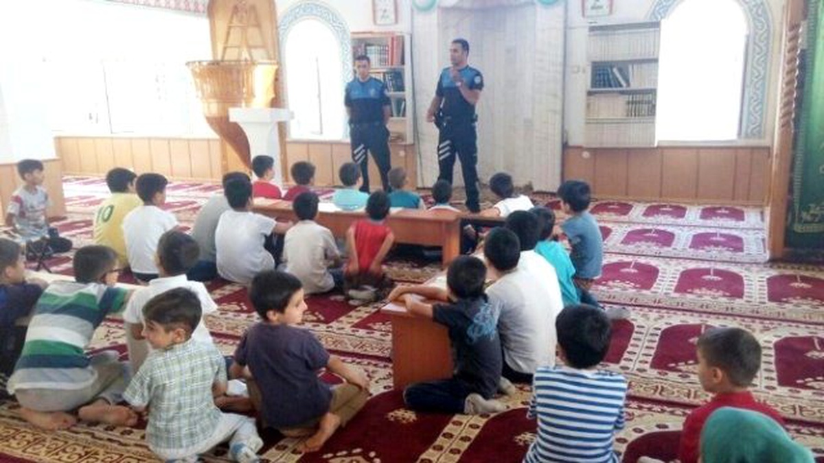Polisler Öğrencilere Eğitim Semineri Verdi