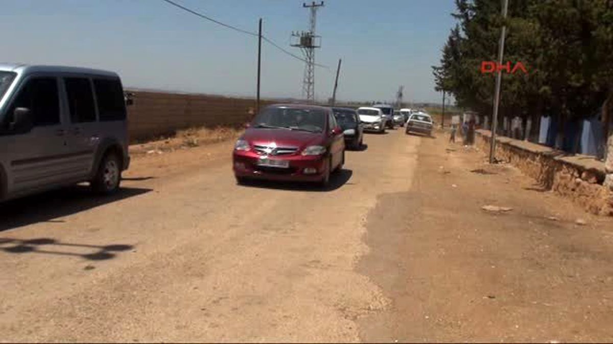 Reyhanlı CHP\'li Milletvekilleri Suriye Sınırında Barış Güvercini Uçurdu-