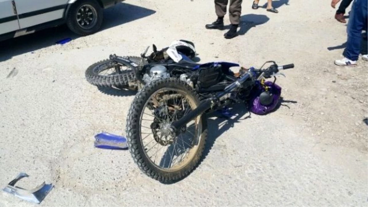 Sakarya\'da Motosiklet ile Otomobil Çarpıştı: 1 Yaralı