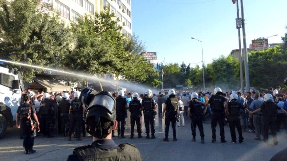 Siirt\'te İzinsiz Yürüyüşe Polis Engeli: 10 Gözaltı
