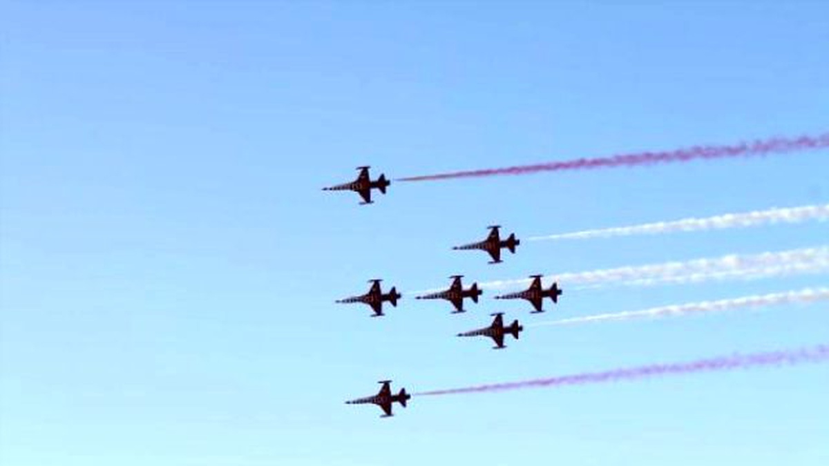 Solo Türk ve Türk Yıldızları\'nın KKTC\'deki Hava Gösterisi Büyüledi