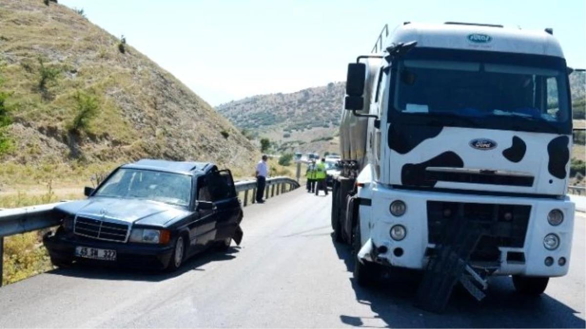 Süt Tankeri Otomobile Çarptı: Dört Yaralı