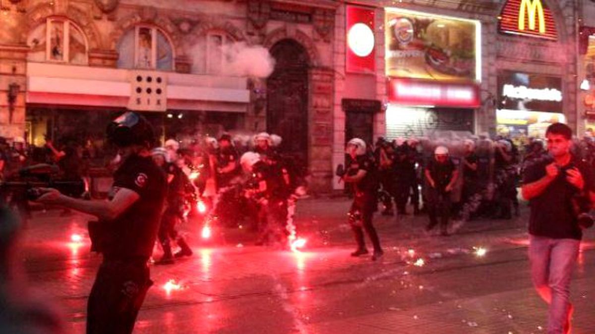 Taksim\'deki Suruç Protestosuna Polis Müdehalesi