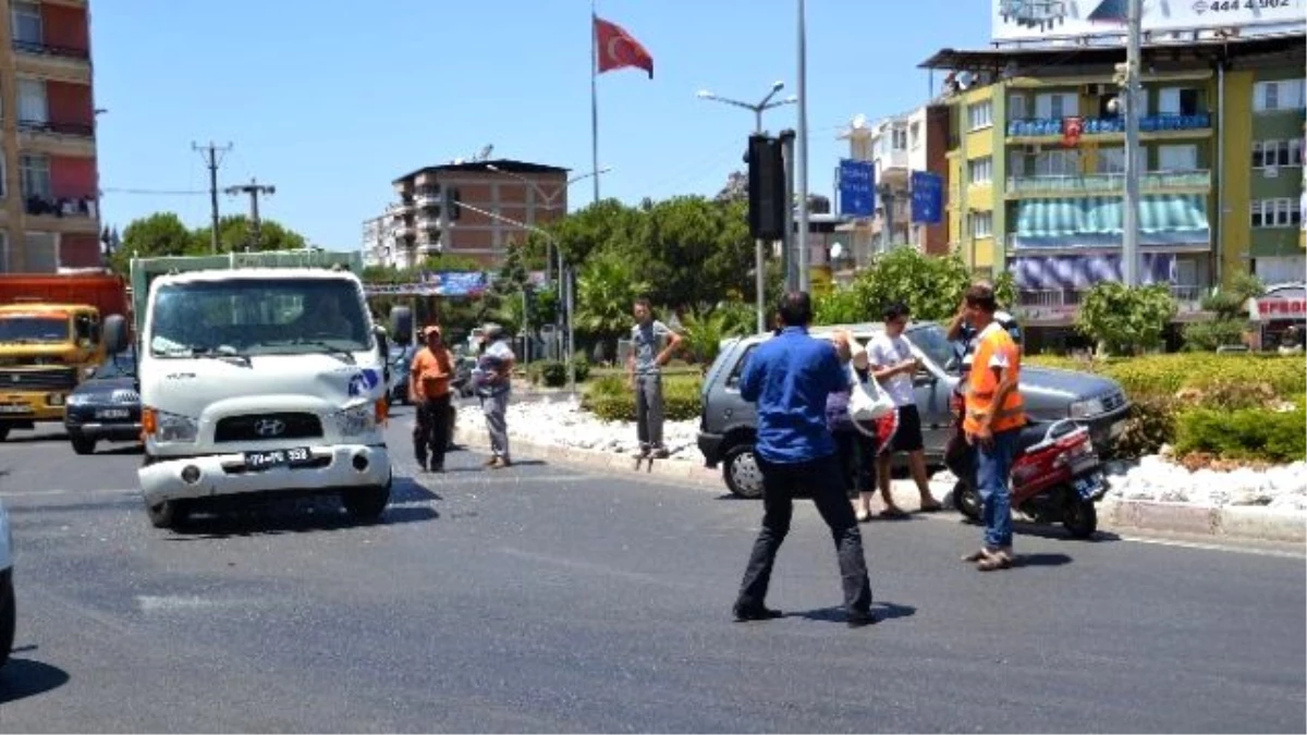 Temizlik Aracı Kırmızı Işıkta Duran Otomobile Çarptı