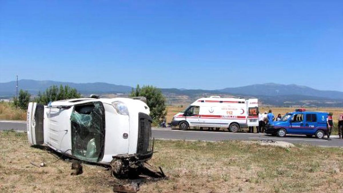 Ticari Araç Takla Attı: 3 Yaralı