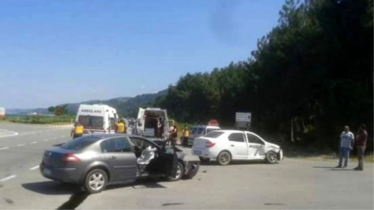 Yakakent\'te Trafik Kazası: 7 Yaralı