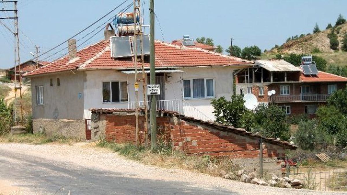 Yön Tabelaları Olmayınca Köylüler Çare Buldu