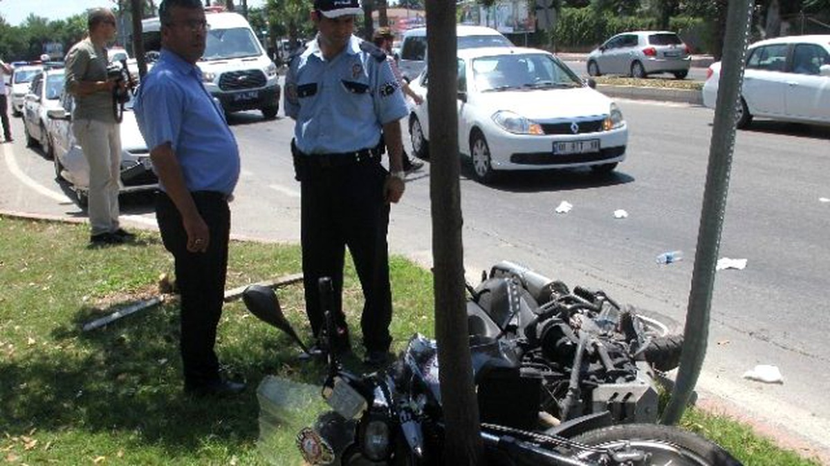 Adana\'da Otomobil Polis Motosikletine Çarptı: 2 Yaralı