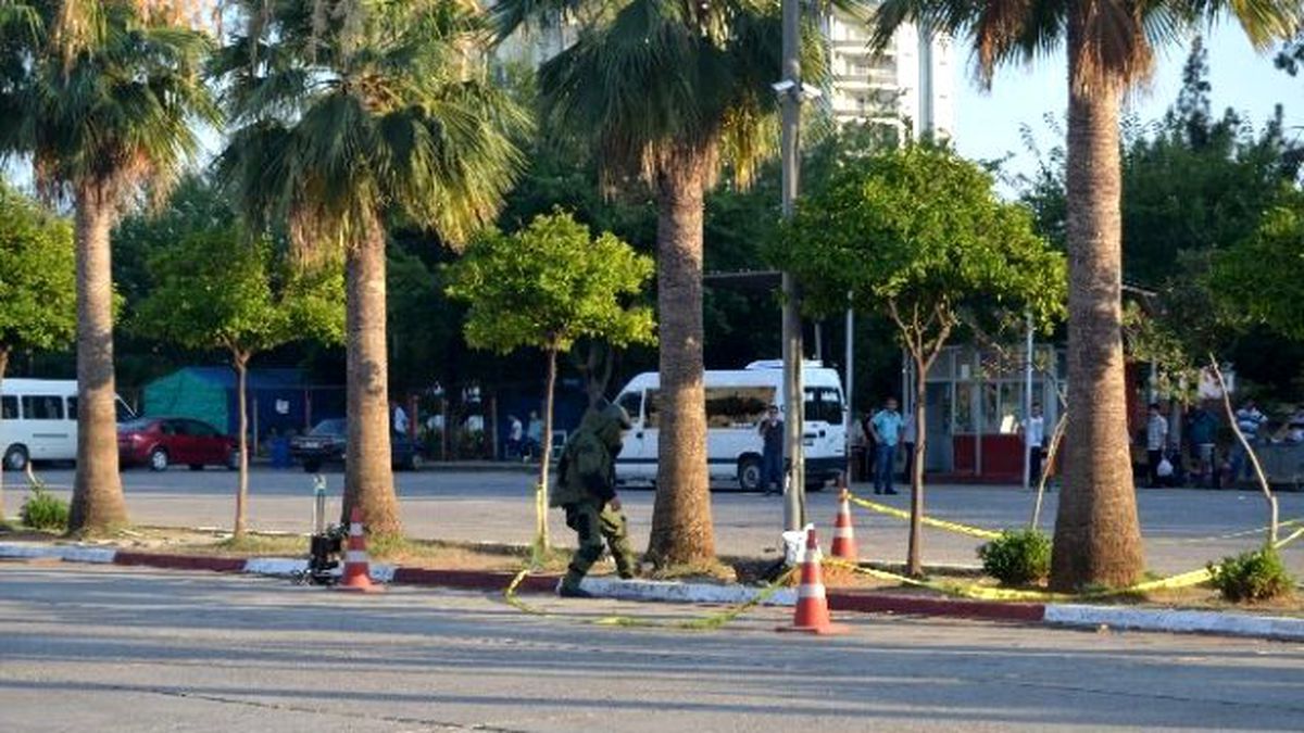 Adana\'da Şüpheli Çanta Polisi Alarma Geçirdi