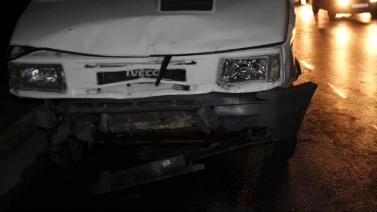 Akhisar Şehir Garajı Önünde Kaza: 5 Yaralı