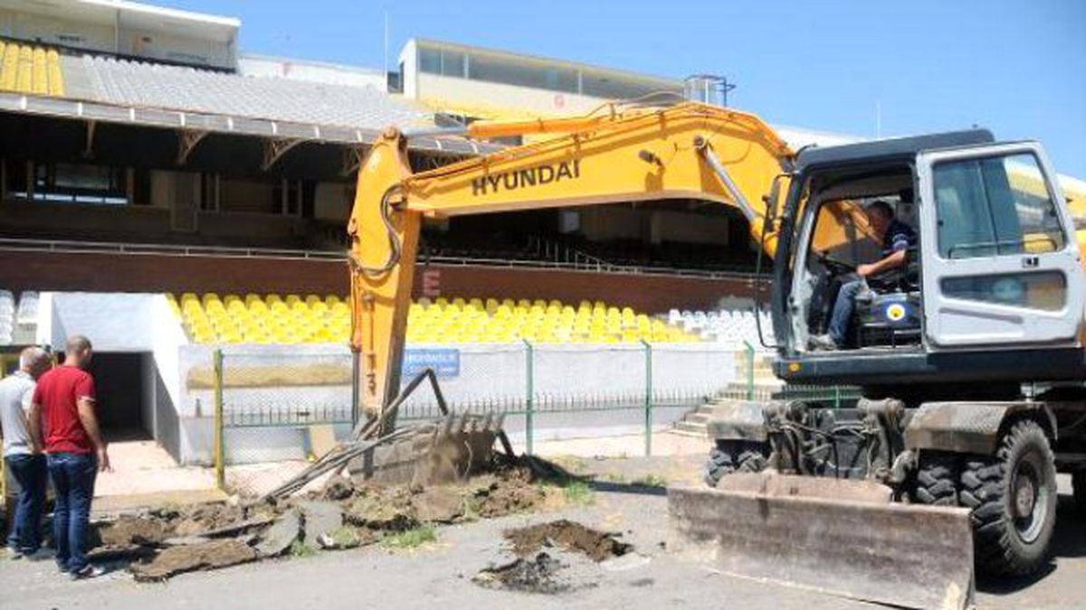 Alsancak Stadı\'nda Yıkım Başladı