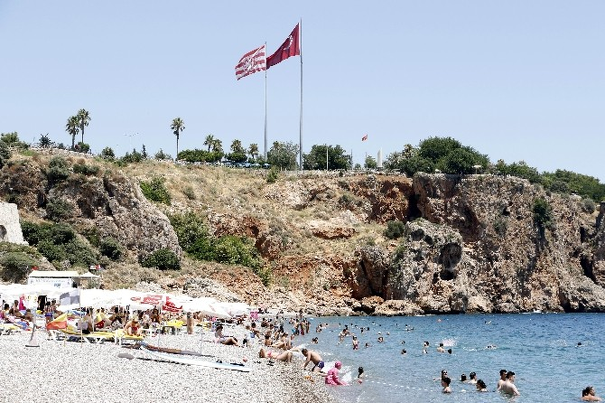 Antalya\'da Sıcak Hava, Sahilleri Doldurdu