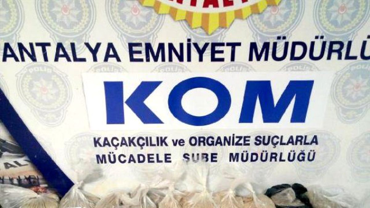 Antalya\'da Uyuşturucuya 3 Gözaltı