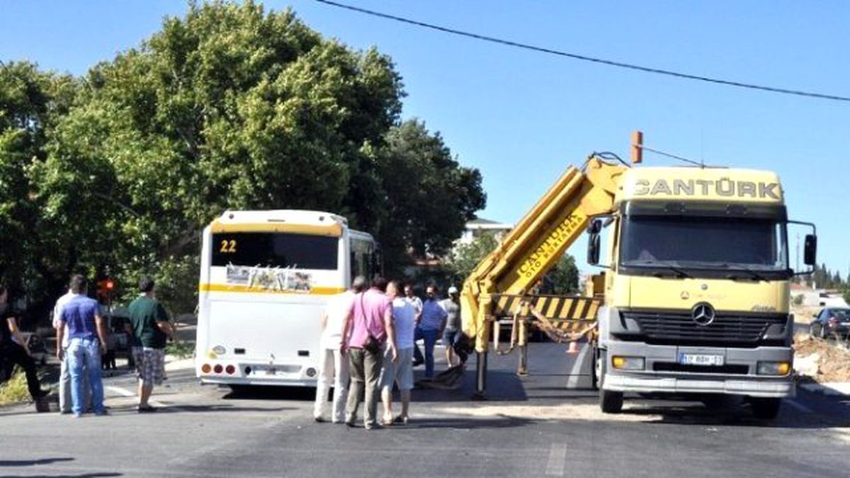 Balıkesir\'de Otomobille Midibüs Çarpıştı: 9 Yaralı