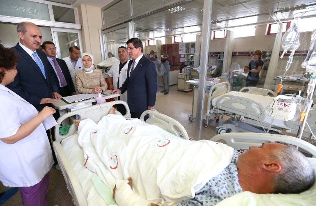 Başbakan Davutoğlu Suruç\'taki Patlamada Yaralananları Ziyaret Etti