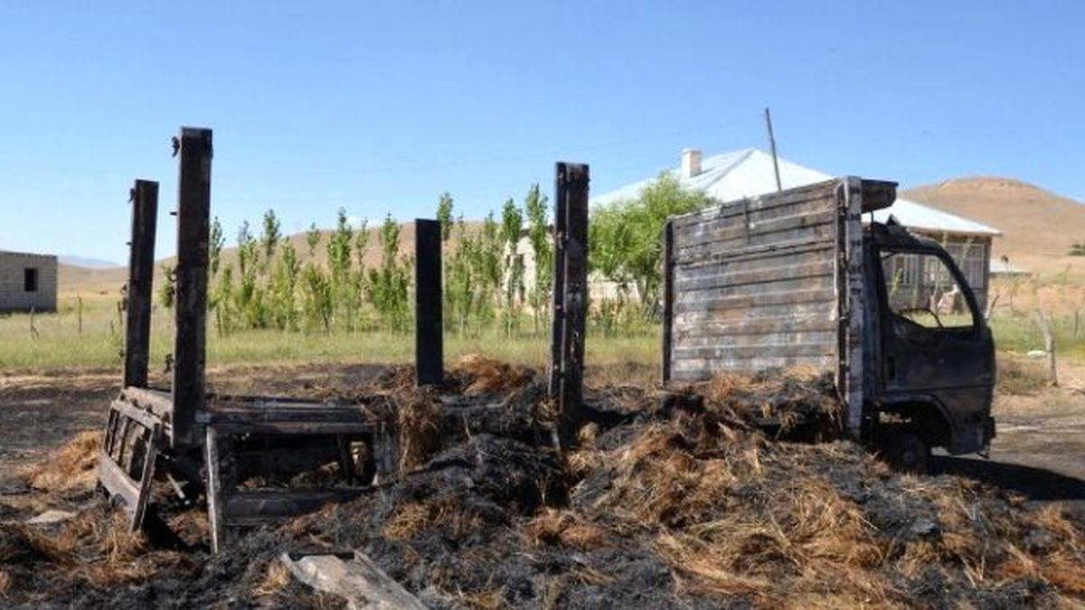 Başkale\'de Elektrik Tellerine Takılan Araç Yandı