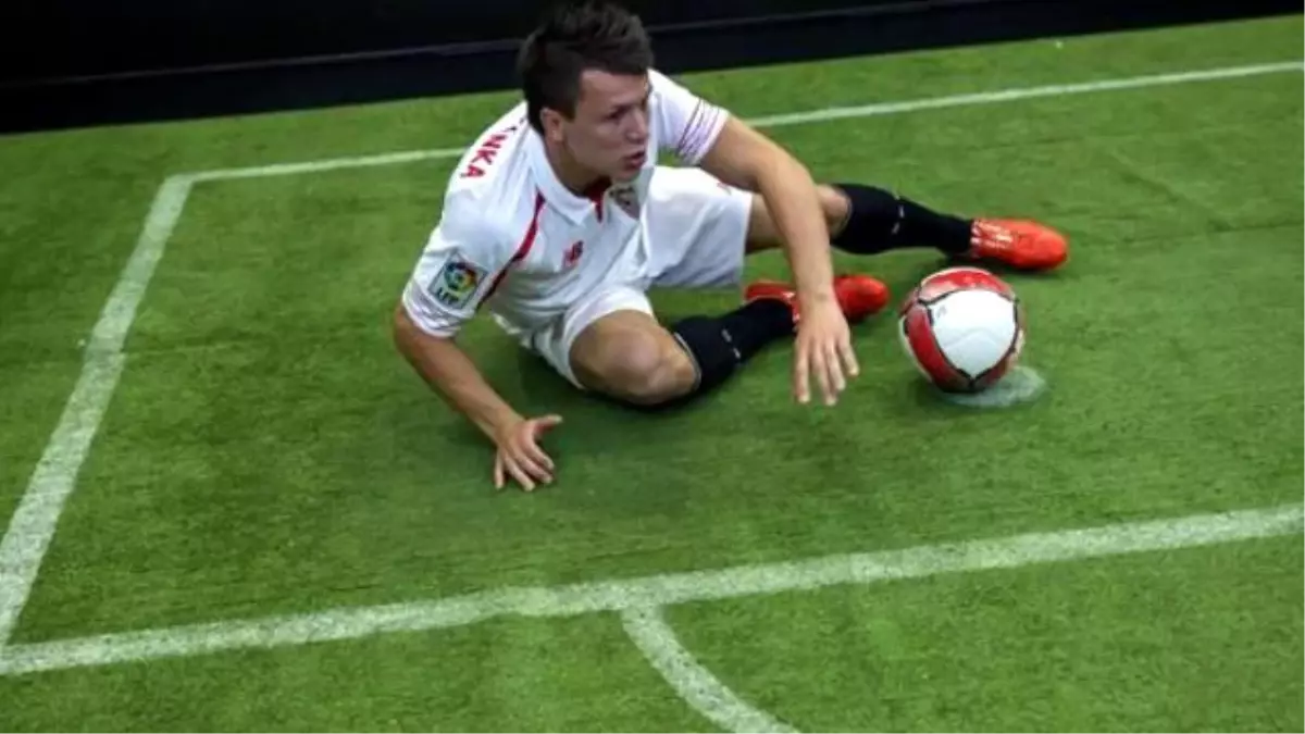 Beşiktaş\'a Gelmedi Ayağı Dolanıp Yere Kapaklandı