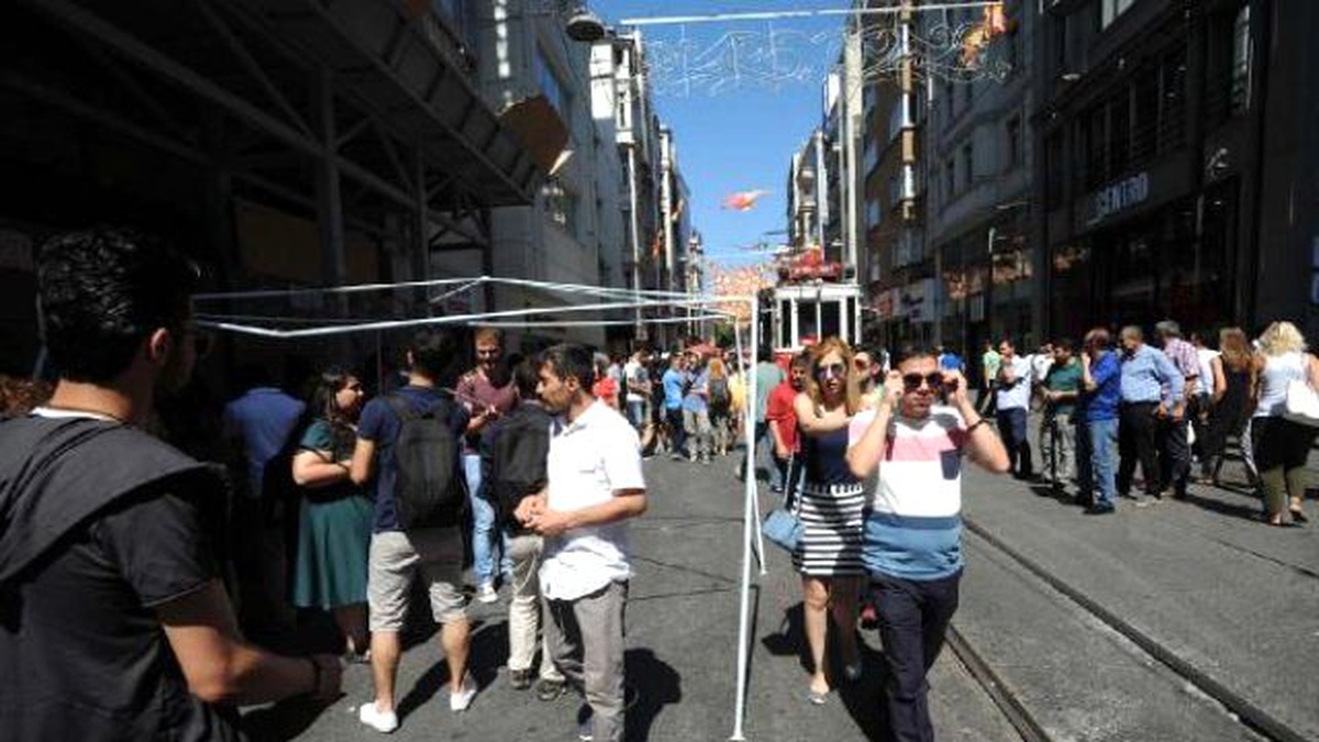 Beyoğlu\'nda Taziye Çadırı Gerginliği