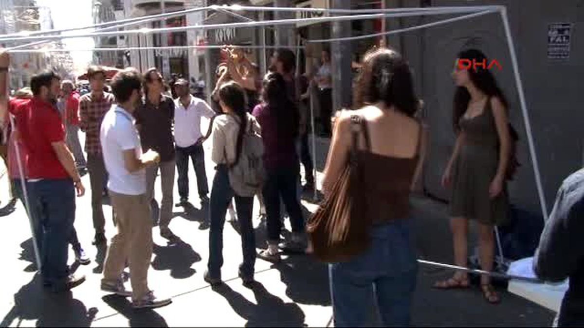 Beyoğlu\'nda Taziye Çadırı Gerginliği