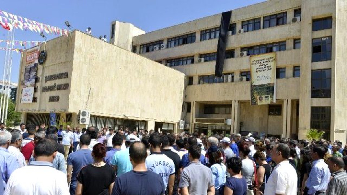 Büyükşehir Belediye Binasına Siyah Bayrak Asıldı