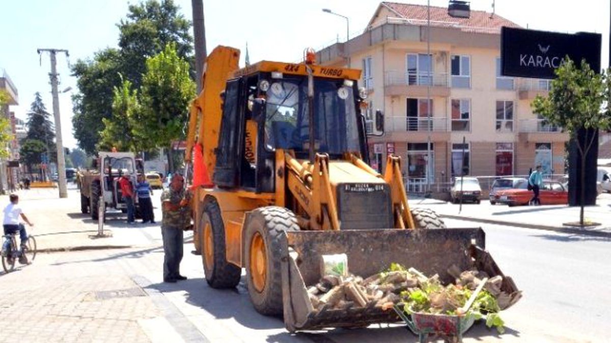 Çiçeklikler Bakıma Alındı