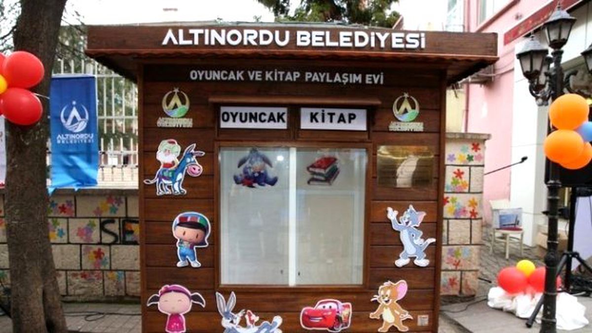Çocuklara Kumbaradan Kitap ve Oyuncak