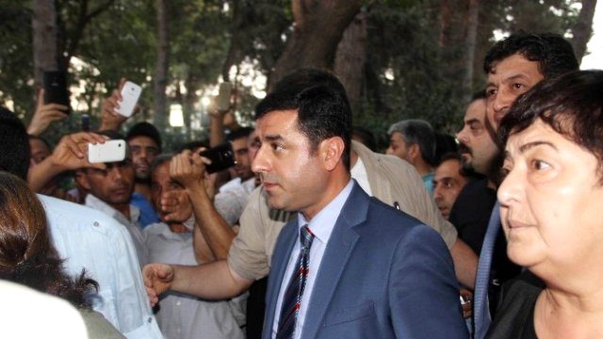 Demirtaş, Suruç\'ta Patlamanın Olduğu Yerde Açıklamalarda Bulundu