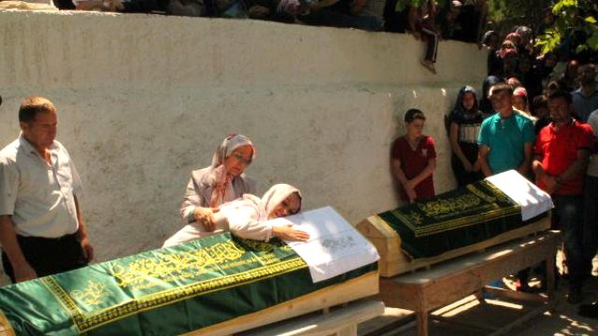 Denizde Boğulan 2 Kuzen Yan Yana Toprağa Verildi