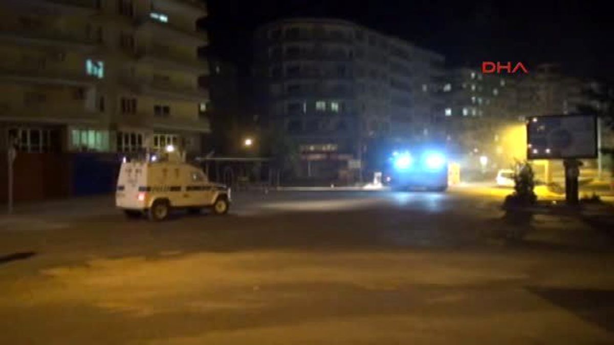 Diyarbakır\'da Göstericiler Traktör Yüklü Kamyonu Ateşe Verdi