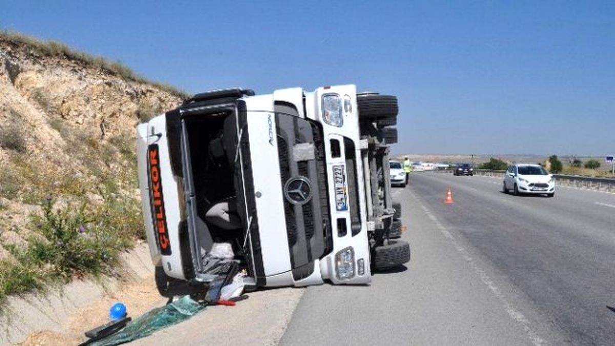 Doğalgaz Borusu Taşıyan Tır Devrildi