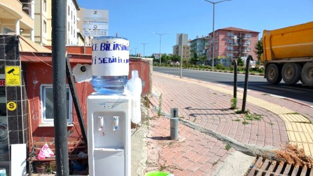 Dükkanının Önüne Sebil Koydu ve Üzerine "Fi Sebilillah" Yazdı