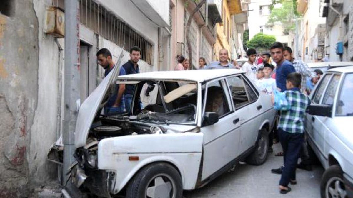 Freni Boşalan Otomobil Elektrik Direğine Çarptı: 7 Yaralı