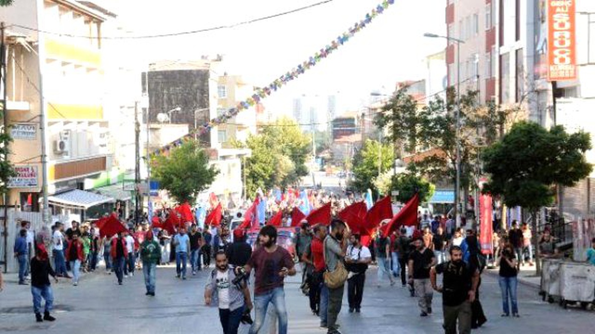 Gazi Mahallesi\'nde Cenazeye Otomatik Silahla Karşılama