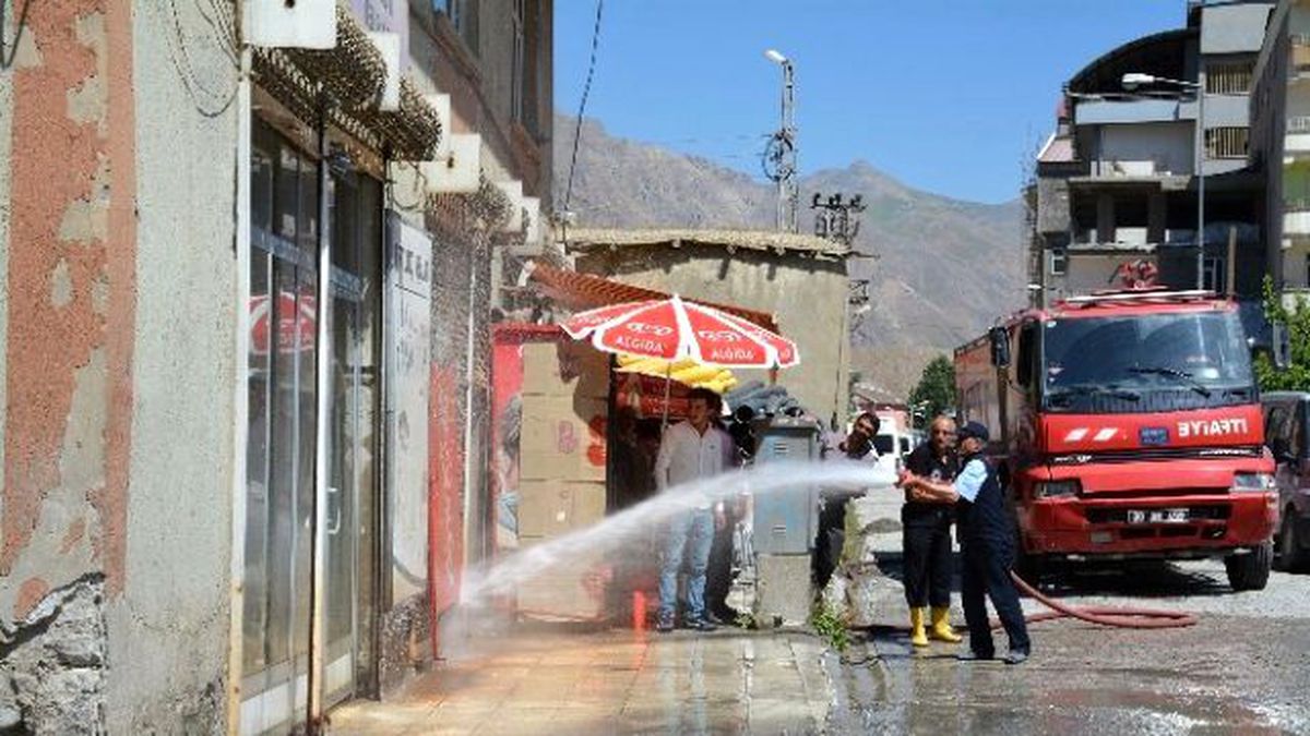Hakkari\'de Cadde ve Sokaklar Yıkandı