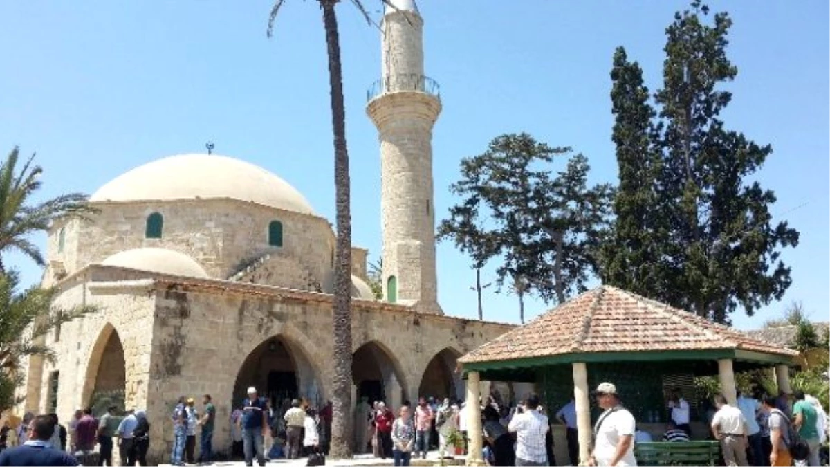 Hala Sultan Türbesi\'ne Ziyaretçi Akını