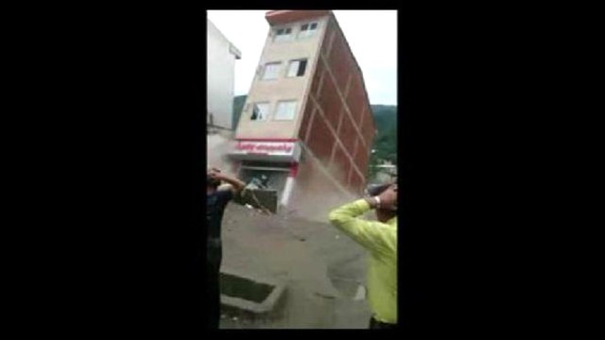 İran\'daki Sel Felaketi Binaların Çökmesine Neden Oldu