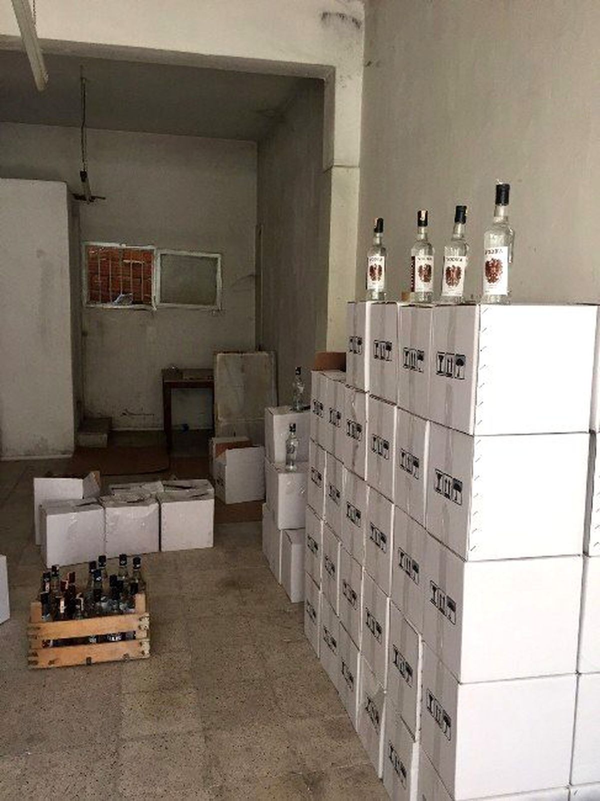 İzmir\'de Bin 492 Adet Sahte İçki Ele Geçirildi