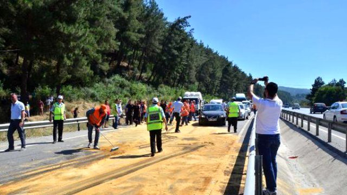 Kaza Yapan Tır, İzmir- İstanbul Karayolunu 1 Saat Trafiğe Kapattı