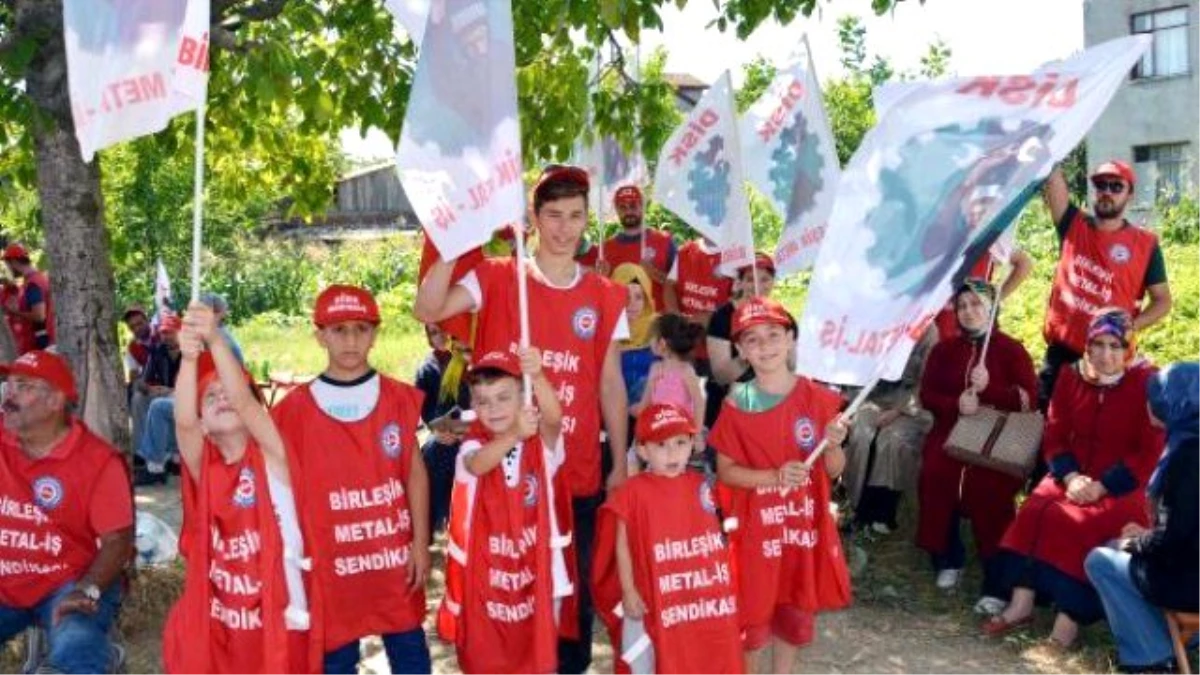 Kocaeli\'de İşçilere Desteğe Giden Sendikacı ve İşçi Ailelerine Polis Barikatı