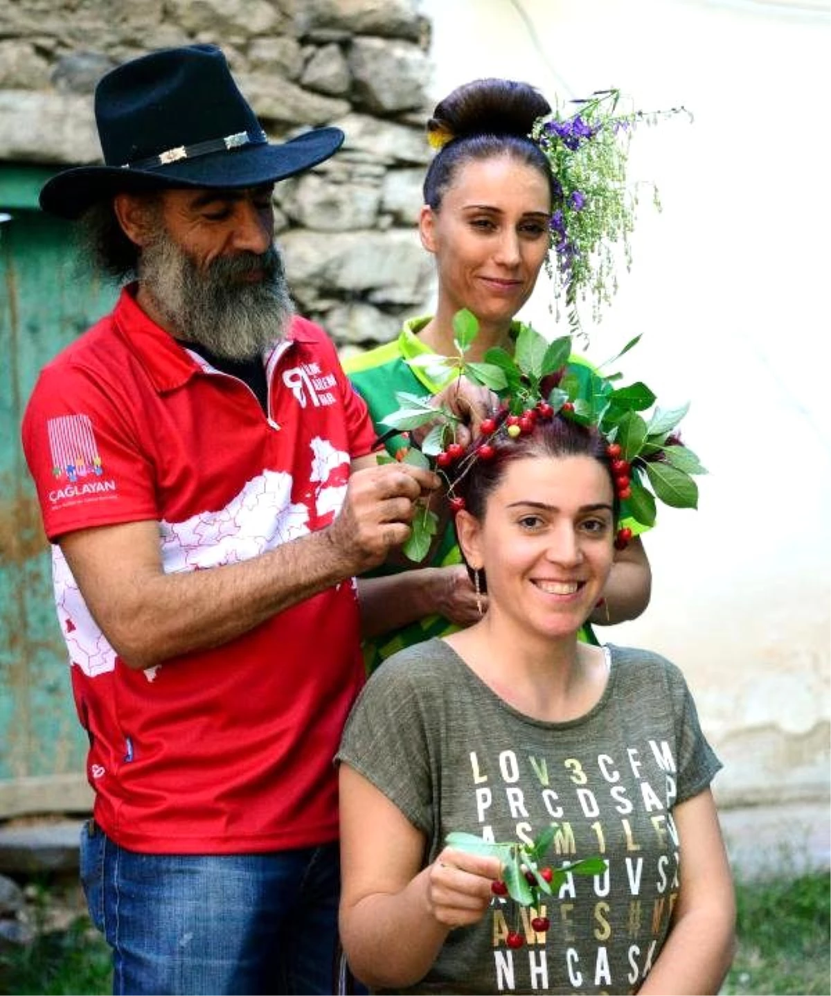 Köye Dönen Kızların Saçlarında Çiçekler Açtı