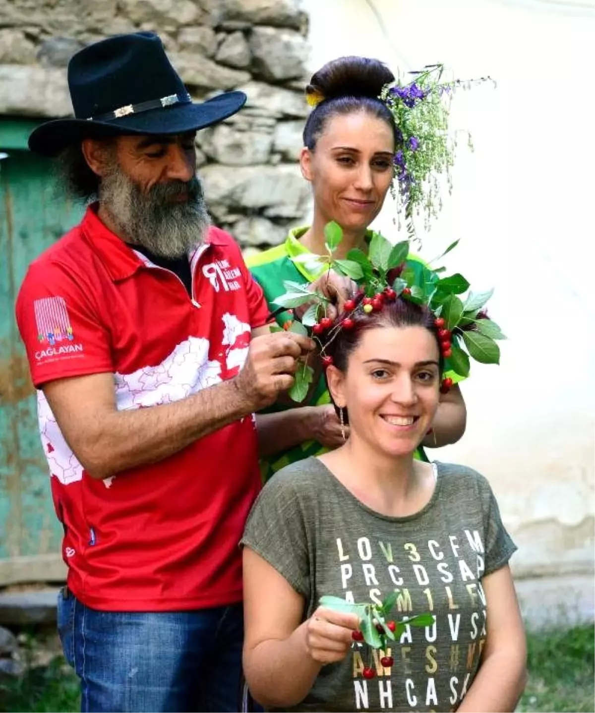 Köye Dönen Kızların Saçlarında Çiçekler Açtı